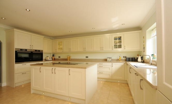 Contemporary Wakefield Shaker Kitchen In Painted Ivory